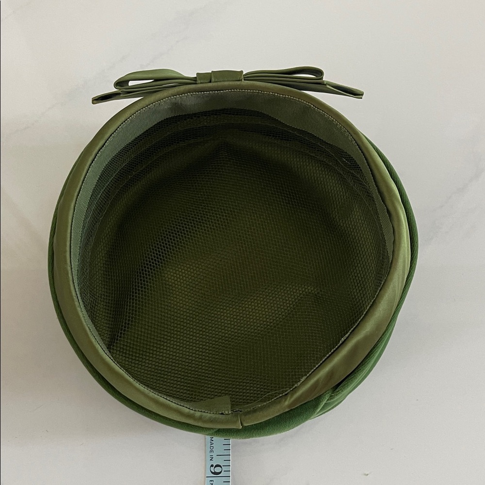 Elegant Vintage Velvet Green Pillbox Hat with Bow Detail - Picture 9 of 9